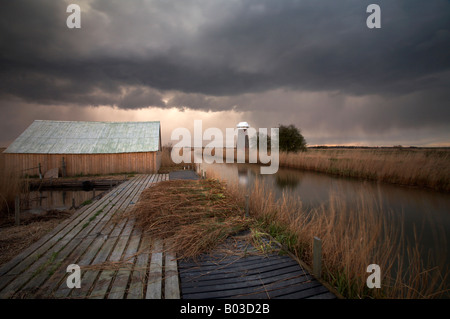 Cromer Moulin de drainage près de Horsey, Norfolk Broads, UK photographié pendant un orage. Banque D'Images