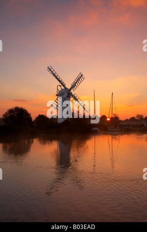 Thurne moulin au lever du soleil sur les Norfolk Broads Banque D'Images