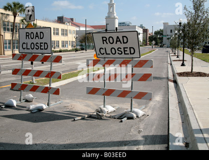 Route fermée signe une vue sur le centre-ville de la ville d'Orlando en Floride du Sud montrant tous les bâtiments Banque D'Images