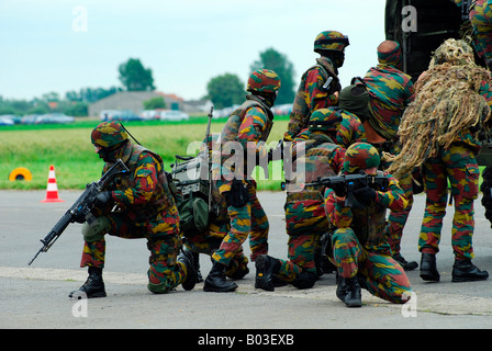 La scène belge paracommandos entrant lors d'une évacuation d'une séance de formation. Banque D'Images