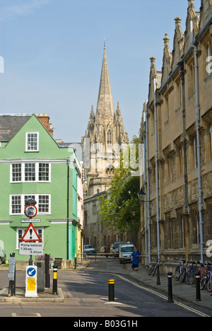 Oxford, Angleterre. Le long de la rue à l'Oriel Oriel Square vers l'église de l'Université de St Marie la Vierge Banque D'Images