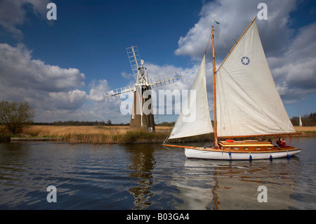 Moulin à vent et une fen gazon à voile traditionnelle sur la rivière Ant, Norfolk Broads Banque D'Images