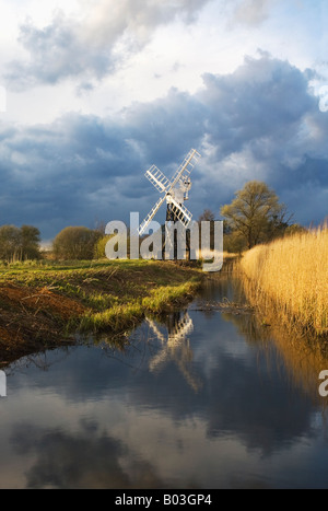 Boardmans ouvert bois moulin encadrée qui reflète de manière digue sur les Norfolk Broads avec une tempête passant au-dessus. Banque D'Images