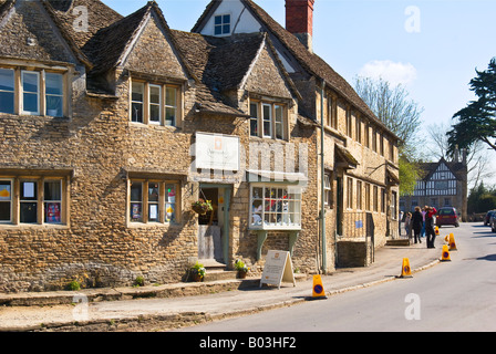 Dans l'épicerie du village, rue de l'Ouest dans le Wiltshire Lacock Angleterre UK UE dans le village de Lacock Banque D'Images