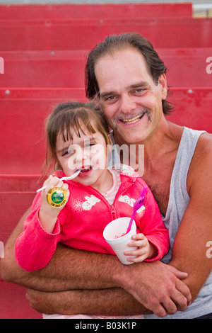 L'homme et sa jeune fille se faisant passer pour un juste dans le Connecticut USA Parution Modèle Banque D'Images