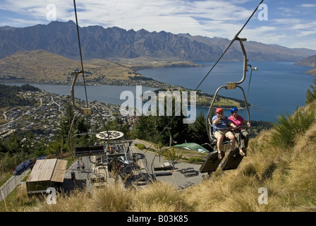 Vue spectaculaire sur le lac Wakatipu, Queenstown et les Remarkables du télésiège de Skyline luge complexe touristique Banque D'Images