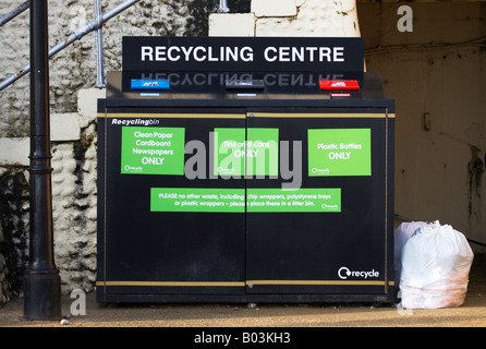 Centre de recyclage public Banque / bac pour des bouteilles en plastique, Boîtes de conserve, papiers, cartons et journaux sur la côte de Norfolk à Cromer Banque D'Images