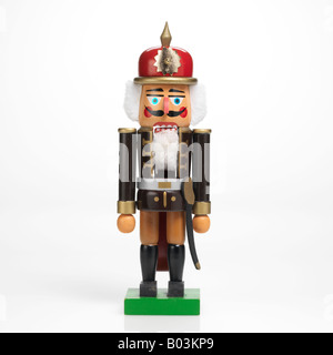 En bois assortis cassenoix sur fond blanc Banque D'Images