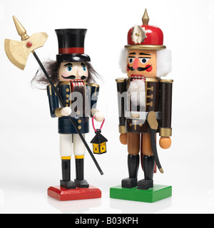 Casse-noix en bois sur fond blanc Banque D'Images