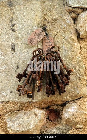 Groupe de vieux porte clefs rouillées, France. Banque D'Images