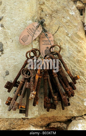 Groupe de vieux porte clefs rouillées, France. Banque D'Images