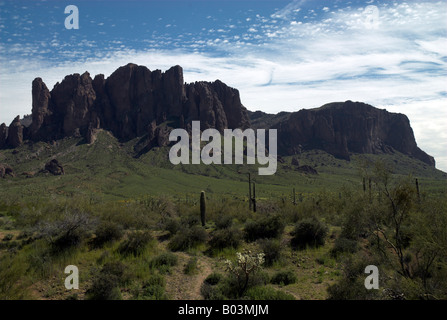 Une vue sur les montagnes de la superstition à Lost Dutchman State Park, Apache Junction, Arizona Banque D'Images