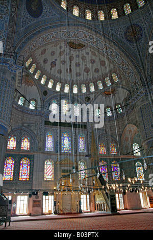 Les vitraux et carrelage éblouissant dans la Mosquée Bleue Istanbul avec le mihrab et mimbar chaire au mur du fond Banque D'Images
