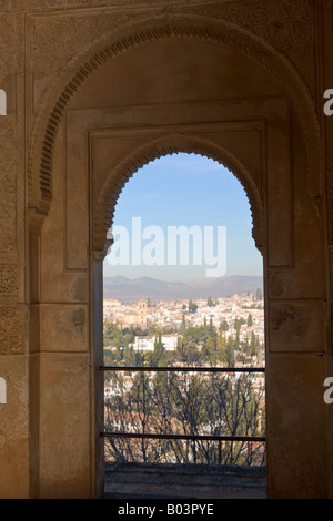 Vue de l'Albaicin de Grenade vu depuis le nord du portique dans la cour de l'étang Long (le Patio de la Acequia) Banque D'Images