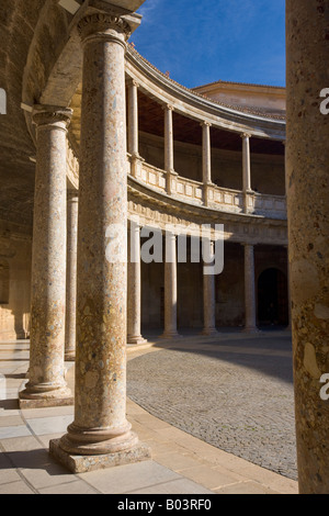 Colonnes dans la cour circulaire du Palais de Charles Quint (Palacio de Carlos V), l'Alhambra (Alhambra) Banque D'Images