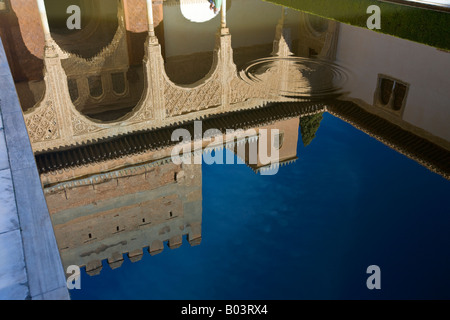 Reflet de la nord de portique et Tour de Comares dans la piscine de la Cour des Myrtes, alias de la piscine Banque D'Images