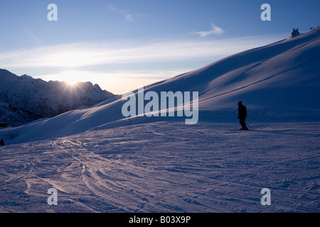 En fin d'après-midi sur les pentes de ski Banque D'Images