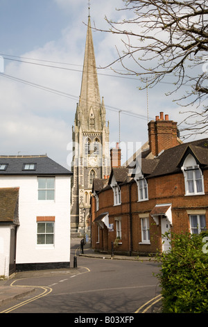 Rue paisible dans le centre de Dorking, Surrey UK avec le clocher de Saint Martin dans l'arrière-plan Banque D'Images