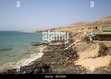 Beach bar près d'un passage rocheux entre deux plages au sud de Costa Calma, Fuerteventura, Îles Canaries, Espagne Banque D'Images