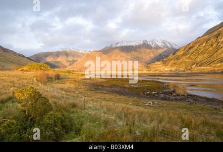 La lumière de début de soirée sur le Loch Duich Scotland UK Banque D'Images