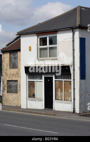 Ancienne propriété avec barricadèrent windows Banque D'Images