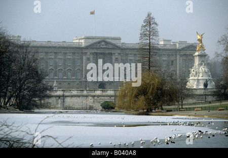 Matin vue depuis St James's Park voyage au palais de Buckingham comme la neige commence à tomber, à Londres en Angleterre. Banque D'Images