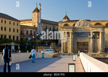 La Puerta del Puente (Porte du Pont), et Triunfo de San Rafael - colonne (Triomphe de Saint Rafael) vu de Puente Romano Banque D'Images