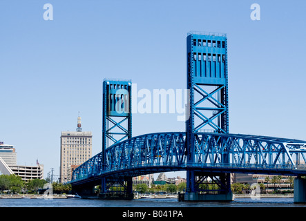 La rue principale de pont traversant la rivière St John's à Jacksonville en Floride Banque D'Images