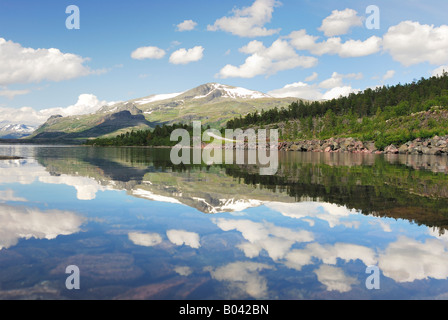 Il Sommerclouds et pics dans Sjoefallet avec Stora NP Lac Langas, Patrimoine Mondial Laponia, Laponie, Suède Banque D'Images