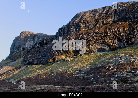 Un Sgurr la colline la plus élevée sur l'île des Hébrides intérieures de Eigg avec la pleine lune. Banque D'Images