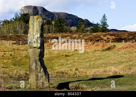 Standing Stone et un Sgurr la colline la plus élevée sur l'île des Hébrides intérieures de Eigg Banque D'Images