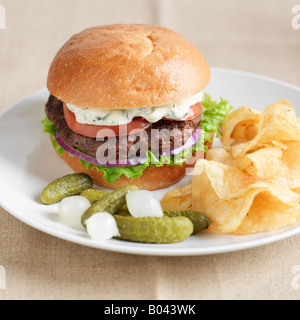 Les hamburgers et chips de pomme de terre Banque D'Images