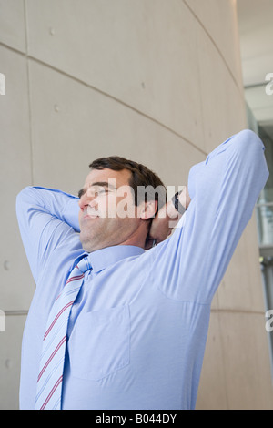 Homme qui s’étend Banque D'Images