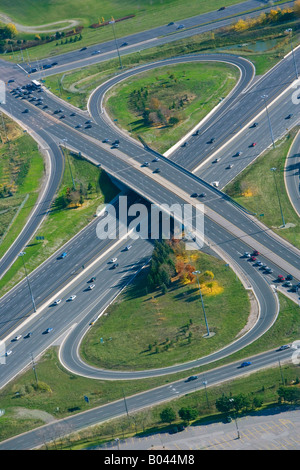 Vue aérienne de l'intersection de l'autoroute, l'autoroute 404 et de l'avenue Finch, Willowdale, Ontario, Canada Banque D'Images