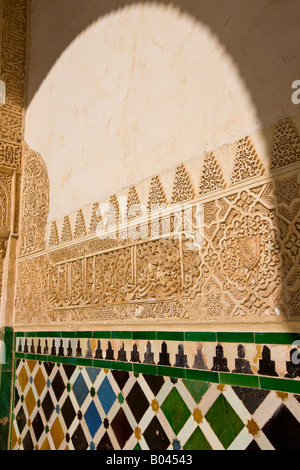 600x600 et des sculptures sur les murs à l'intérieur des portes de la chambre de Comares (Cuarto de Comares), La Maison Royale (Casa Real) Banque D'Images