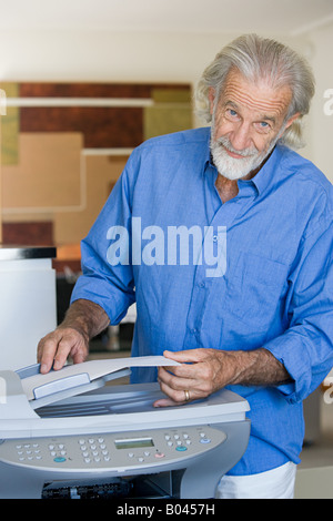 Homme avec photocopieuse Banque D'Images