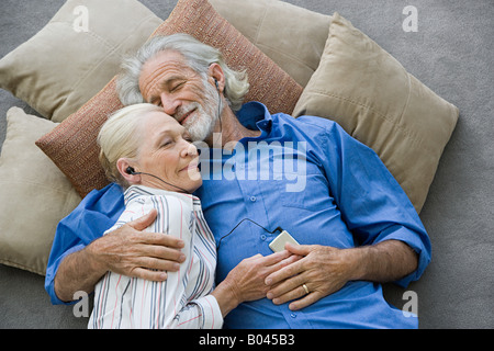 Senior couple with mp3 player Banque D'Images