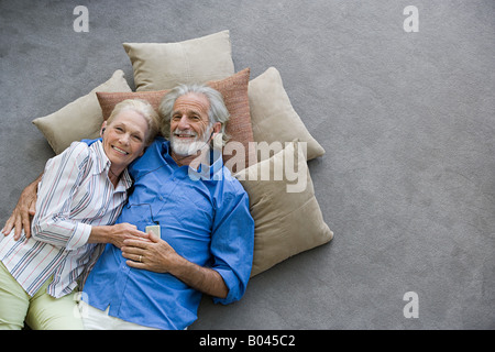 Senior couple listening to mp3 player Banque D'Images