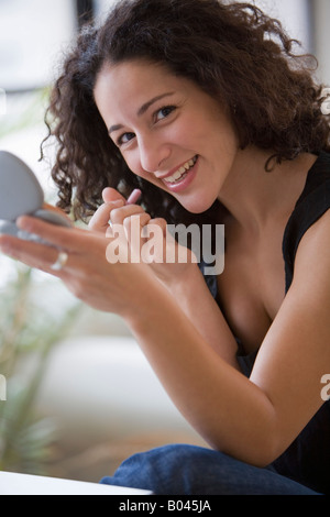 Woman Applying Lipstick Banque D'Images