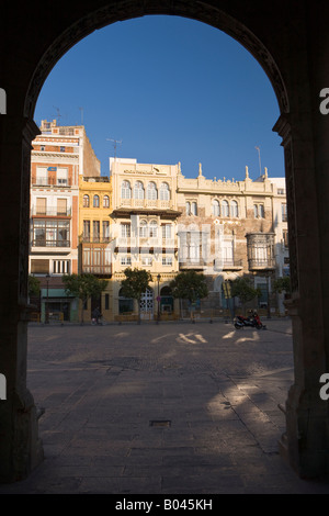 Plaza de San Francisco vue à travers une arche dans l'Ayuntamiento (hôtel de ville) dans le quartier de Santa Cruz dans la ville de Sevilla Banque D'Images