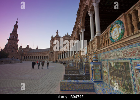 Les alcôves de carreaux de céramique représentant des scènes de toutes les 54 provinces de l'Espagne à la Plaza de España, Parc Maria Luisa Banque D'Images