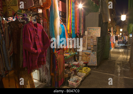 Boutiques de souvenirs de la rue Caldereria Nueva la nuit dans la ville de Grenade, Province de Grenade, Andalousie (Andalousie). Banque D'Images