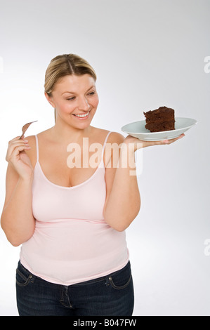 Une femme tenant un gâteau au chocolat Banque D'Images