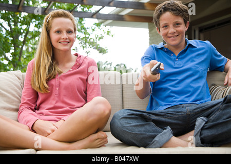 Teenage boy and girl watching tv Banque D'Images