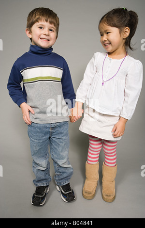 A Boy and girl holding hands Banque D'Images