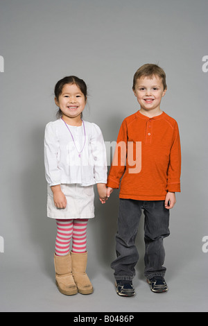 A Boy and girl holding hands Banque D'Images