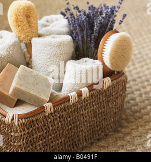 Still Life de panier avec serviettes, savon, brosses, et Lavande Banque D'Images