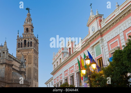 La Cathédrale de Séville et La Giralda (clocher et minaret), site du patrimoine mondial de l'UNESCO, vue depuis la Plaza del Triunfo au crépuscule Banque D'Images