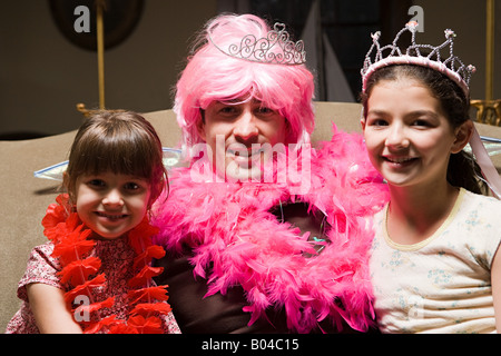 Un père et ses filles jouer fancy dress Banque D'Images