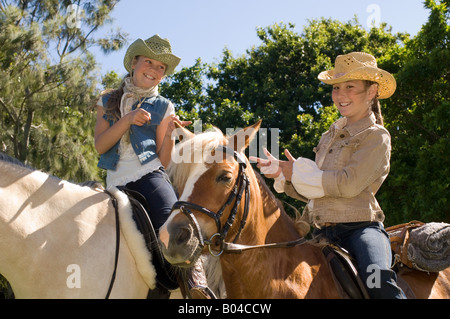 Deux jeunes filles de l'équitation Banque D'Images